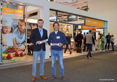 Erwin de Kok and Carlos Bonilla of BASF Vegetable Seeds showed Red Noir, a striking dark tomato that originated in low-tech cultivation, but with which the breeding company is trying to make the step to the high-tech market by means of trials with European growers.